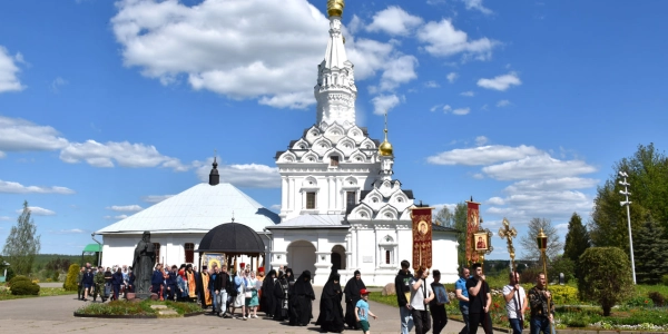 В день праздника святых жен-мироносиц епископ Сергий возглавил Божественную литургию в Иоанно-Предтеченском женском монастыре г. Вязьмы