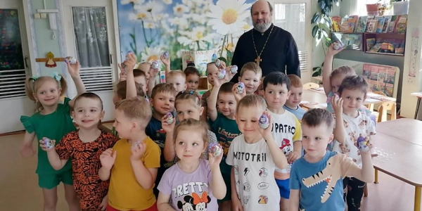 Секретарь Вяземского епархиального управления посетил детские сады с пасхальным поздравлением и наградами педагогам и детям