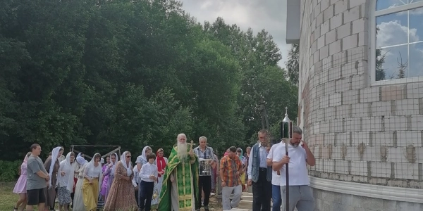Благочинный Сычевского округа совершил водосвятный молебен в строящемся храме в честь Всех Святых д. Никольское