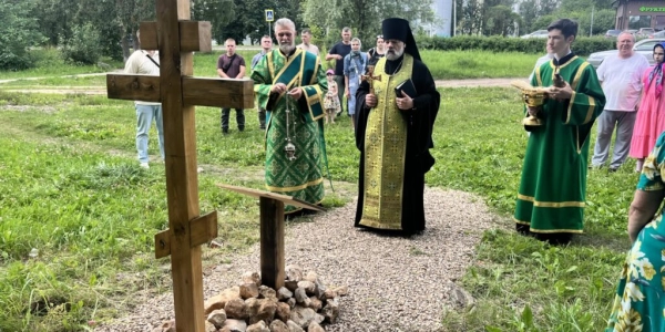 Богослужение в Неделю Всех святых в Благовещенском соборе и освящение креста на месте строительства нового храма в городе Гагарин