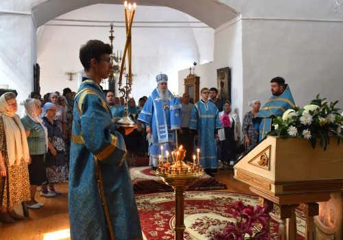 В праздник явления иконы Пресвятой Богородицы во граде Казани епископ Сергий совершил Божественную литургию в Свято-Троицком кафедральном соборе г. Вязьмы