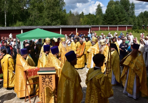 Архиерейское богослужение в день памяти равноапостольного князя Владимира в Свято-Владимирском мужском монастыре на истоке Днепра