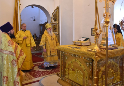 В праздник Собора Смоленских святых епископ Вяземский и Гагаринский Сергий совершил Божественную литургию в Свято-Троицком кафедральном соборе г. Вязьмы