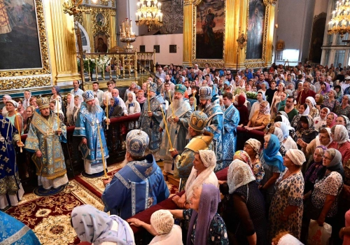 В Свято-Успенском кафедральном соборе города Смоленска состоялось праздничное Всенощное бдение Архиерейским чином