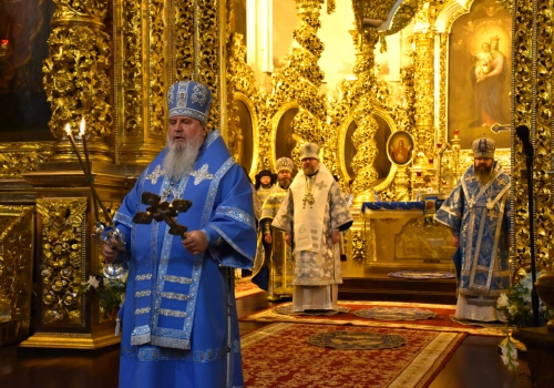 Архиереи Смоленской митрополии совершили Божественную литургию в Свято-Успенском кафедральном соборе города Смоленска