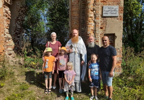 В праздник Успения Пресвятой Богородицы благочинный Сафоновского округа посетил руинированный храм в деревне Белый берег