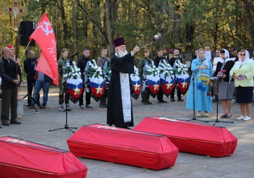 На Поле Памяти в городе Сычевка прошло перезахоронение останков воинов Великой Отечественной войны