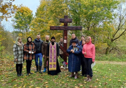 На месте разрушенного храма в честь Михаила и Феодора Черниговских в деревне Волоста-Пятница Угранского района Смоленской области совершена заупокойная лития