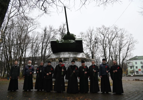 Архипастырь и духовенство возложили цветы к Танку-памятнику Т-34 на площади Победы в городе Ярцево