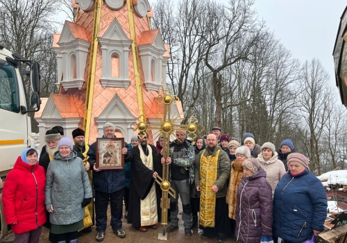 Освящение накупольного креста и купола колокольни Тихвинского храма в селе Высокое