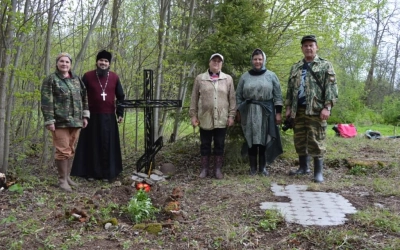 2. Отец Александр и краеведы на месте Никольского храма в Рыхлово.