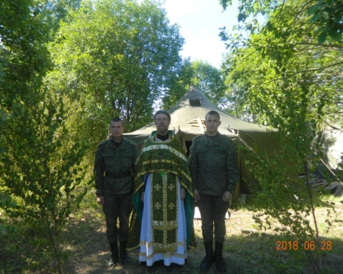 Священник побывал на воинских полевых учениях