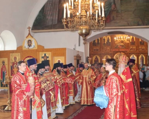 Паломники из г. Гагарин приняли участие в Божественной литургии в Свято-Троицком кафедральном соборе