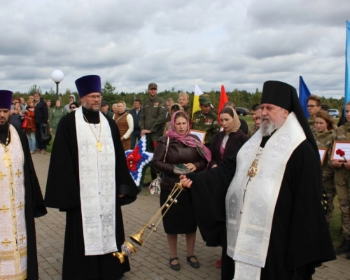 Епископ Сергий принял участие в церемонии перезахоронения красноармейцев