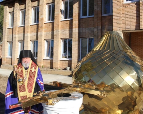 Епископ Сергий совершил чин освящения куполов с крестами