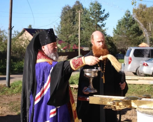Епископ Сергий совершил чин освящения куполов с крестами