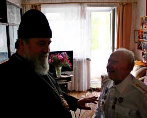 Епископ Сергий наградил ветерана ВОВ Ивана Васильевича Соколова епархиальной наградой