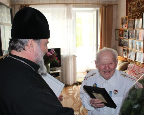 Епископ Сергий наградил ветерана ВОВ Ивана Васильевича Соколова епархиальной наградой