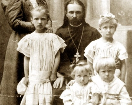 Священник Владимир Хираско с женой и детьми.