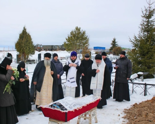 погребение новопреставленной схимонахини Софии