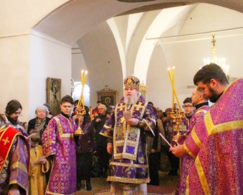 Епископ Сергий возглавил Божественную литургию и панихиду в поминальную Великопостную родительскую с