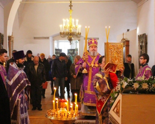 Епископ Сергий возглавил Божественную литургию свт. Васили Великого в 3-ю Неделю Великого поста, Кре