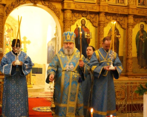 Епископ Сергий совершил утреню с чтением Акафиста Пресвятой Богородице