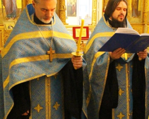 Епископ Сергий совершил утреню с чтением Акафиста Пресвятой Богородице