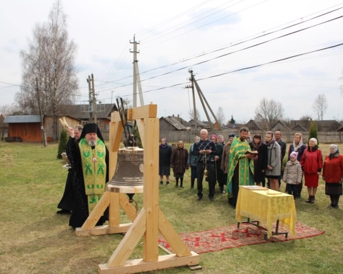 Преосвященный архипастырь совершил чин освящения колокола в храме Кирилла и Мефодия п. Угра