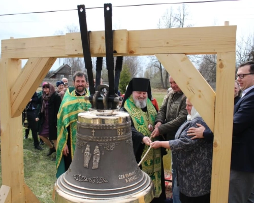 Преосвященный архипастырь совершил чин освящения колокола в храме Кирилла и Мефодия п. Угра