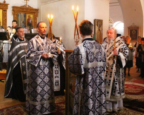 Епископ Сергий возглавил Утреню с чтением 12-ти Евангелий Страстей Христовых