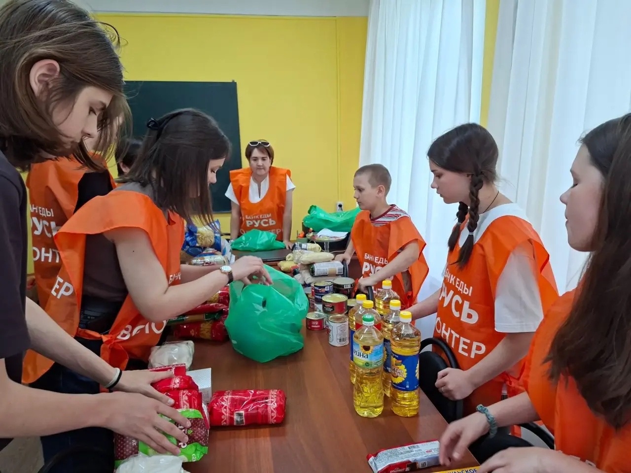 Добровольцы сформировали 70 продуктовых наборов в рамках акции «Корзина доброты»