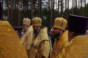 Божественная литургия в Свято-Владимирском монастыре на истоке Днепра.