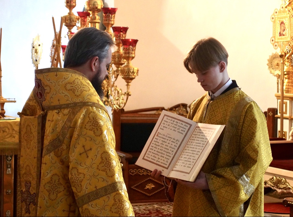 Архипастырь совершил Всенощное бдение в Свято-Троицком кафедральном соборе г. Вязьмы.