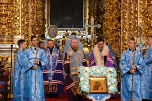  В Успенском соборе совершена вечерня с акафистом перед Смоленской иконой Божией Матери «Одигитрия».