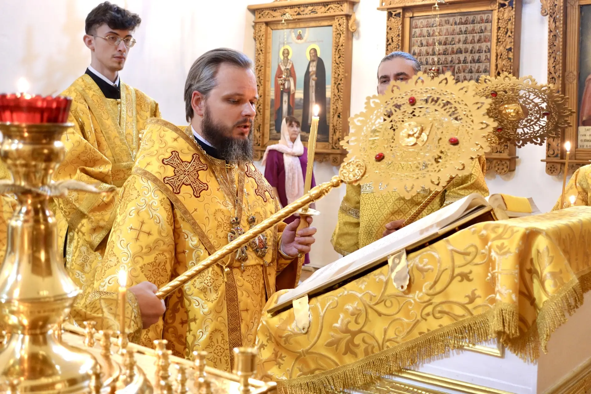 Архипастырь совершил Всенощное бдение в Свято-Троицком кафедральном соборе г. Вязьмы.