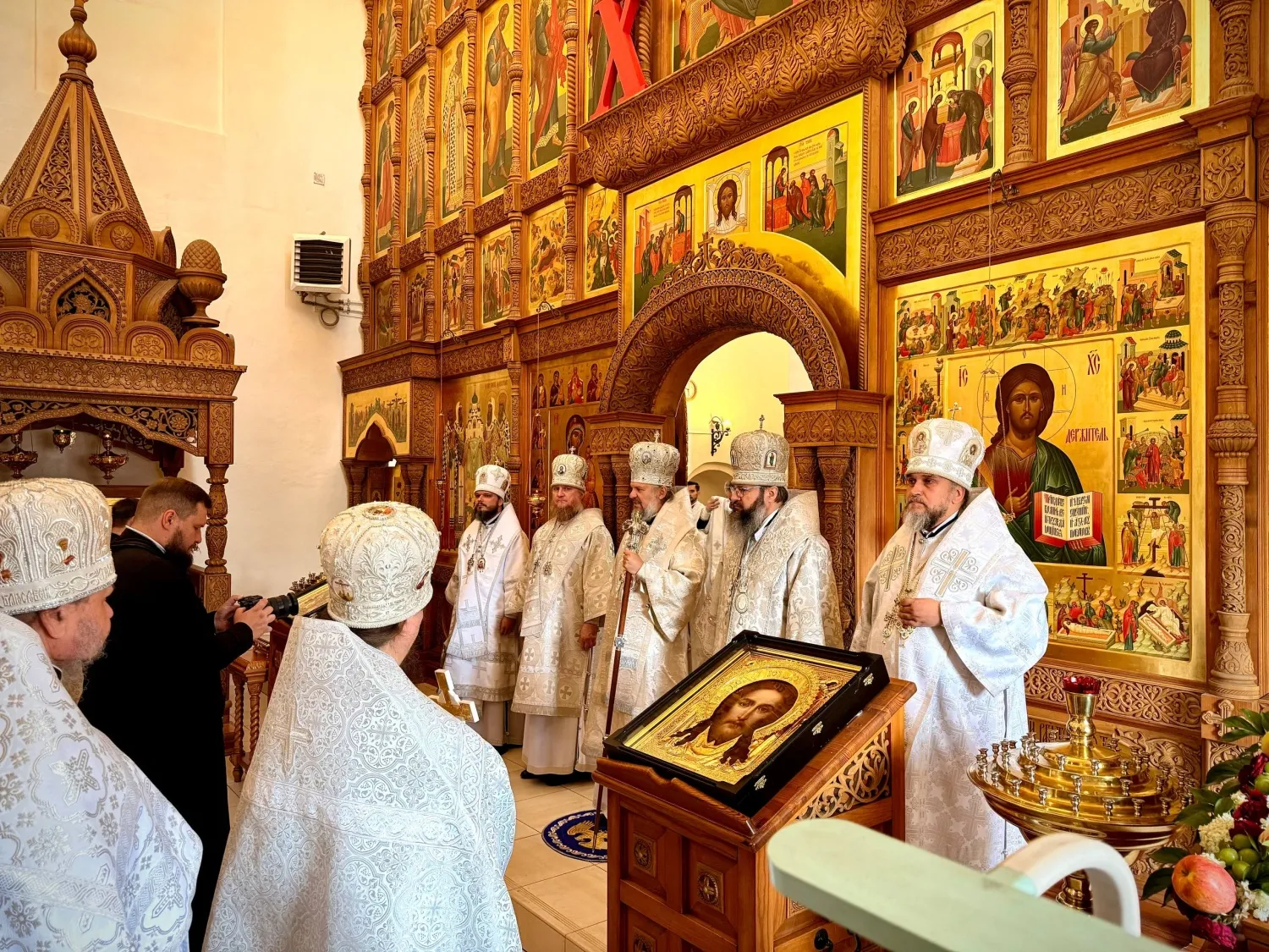 Божественная литургия в Старицком монастыре перед началом круглого стола «Практическое исполнение монашеских обетов в условиях современности».